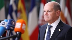 Germany&#039;s Chancellor Olaf Scholz talks to press as he arrives for the first day of a special meeting of the European Council at The European Council Building in Brussels on May 30, 2022. (Photo by Kenzo TRIBOUILLARD / AFP)