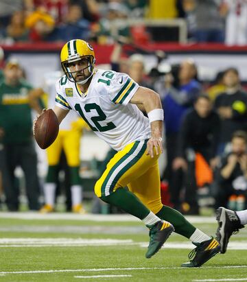 El quarterback de los Green Bay Packers ha renovado por el equipo de Wisconsin a razón de 118 millones de euros por 4 temporadas, lo que supondría 29,5 millones de dólares por temporada.