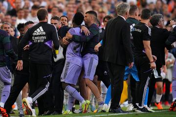 Vinicius recriminó a la grada de Mestalla insultos racistas y amenazó con marcharse del terreno de juego. Más tarde hubo una gran tangana entre los jugadores del Valencia y el Real Madrid en la que Vinicius acabó expulsado.