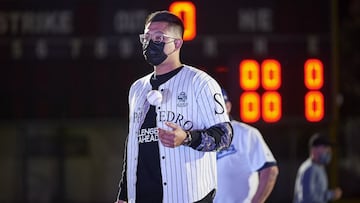 Julio Ur&iacute;as durante un lanzamiento de exibici&oacute;n en M&eacute;xico