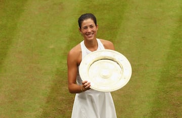 La española Garbiñe Muguruza es, con sólo 23 años, campeona del torneo que todo tenista quisiera: el Abierto de Wimbledon. Y lo consiguió después vencer a la estadounidense Venus Williams, con parciales de 7-5 y 6-0.
