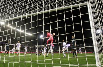 1-1. Raphael Varane marcó el primer gol.