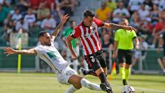 ELCHE, 11/09/2022.- ELCHE, 11/09/2022.- Mascarell (i), del Elche, entra a Berenguer, del Athletic Club, durante el encuentro Elche-Athletic de LaLiga de fútbol celebrado en el estadio Martinez Valero de Elche este domingo. EFE/ Manuel Lorenzo
