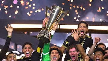 Edson Alvarez and Guillermo Ochoa Players of Mexico lift the Champions Trophy during the Final match between United States USA) and Mexico (Mexican National Team) as part of the 2025 CONCACAF Gold Cup at NRG Stadium, on July 06, 2025 in Houston, Texas, United States.