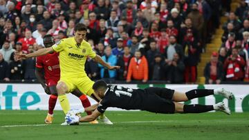 Soccer Football - Champions League - Semi Final - First Leg - Liverpool v Villarreal - Anfield, Liverpool, Britain - April 27, 2022 Liverpool&#039;s Sadio Mane in action with Villarreal&#039;s Geronimo Rulli and Pau Torres REUTERS/Phil Noble
