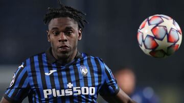 Duv&aacute;n Zapata durante un partido con Atalanta por Champions League.