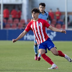 Así es Gero Spina, el central titular en el entrenamiento del Atlético