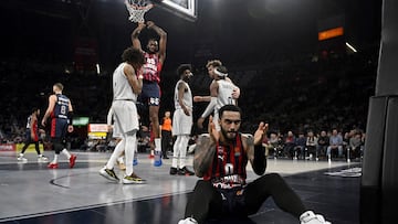 Baskonia' US guard #0 Markus Howard applauds during the Euroleague basketball match between Baskonia Vitoria-Gasteiz and Paris Basketball at Buesa Arena in Vitoria, on December 27, 2024. (Photo by ANDER GILLENEA / AFP)