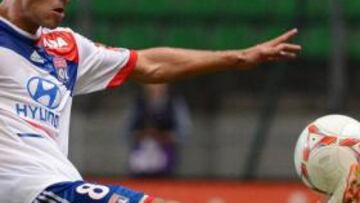El jugador franc谷s del Olympique de Lyon Yoann Gourcuff tendr芍 que estar tres meses apartado de los terrenos de juego a causa de una lesi車n en la rodilla izquierda.
