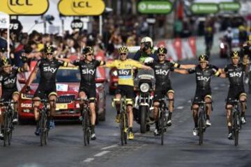 Chris Froome acompañado de su equipo, el Sky, pasando la línea de meta.