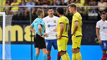 Barcelona's Polish forward #09 Robert Lewandowski stands next to the referee during the Spanish Liga football match between Villarreal CF and FC Barcelona at La Ceramica stadium in Vila-real on August 27, 2023. (Photo by JAVIER SORIANO / AFP)