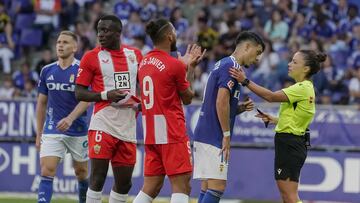 OVIEDO, 13/10/2024.- Marta Huerta de Aza, del comité tinerfeño, es la encargarda de arbitrar el partido que el Real Oviedo y el Almería disputan este domingo en el estadio Carlos Tartiere de Oviedo. EFE/Paco Paredes