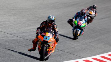 MotoGP - Austrian Grand Prix - Red Bull Ring, Spielberg, Austria - August 18, 2024 Red Bull KTM Ajo's Celestino Vietti, Sync SpeedUp's Alonso Lopez and Fantic Racing's Aron Canet in action during the Moto2 REUTERS/Leonhard Foeger