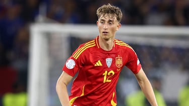 STUTTGART, GERMANY - JUNE 05: Dea Huijsen of Spain runs with a ball during the UEFA Nations League 2025 semifinal match between Spain and France at Stuttgart Arena on June 05, 2025 in Stuttgart, Germany. (Photo by Stefan Matzke - sampics/Getty Images)