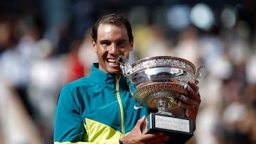 Rafael Nadal, con el último trofeo que ganó en Roland Garros 2022.