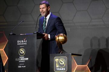 El ex futbolista croata y actual secretario general adjunto de la FIFA, Zvonimir Boban, tras recibir el trofeo Especial a la Carrera Deportiva.