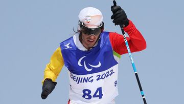 El esquiador español Pol Makuri Redolad Garcia, durante la prueba de esprint de esquí de fondo de los Juegos Paralímpicos de Invierno de Pekín 2022.