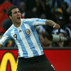 Higuaín manda saludos a Florentino tras su hat-trick