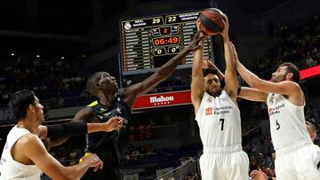 GRAF7029. MADRID, 30/09/2018.- Los jugadores del Real Madrid FAcundo CAmazzo (c) y Rudy Fern&aacute;ndez (d) luchan por el bal&oacute;n con el p&iacute;vot senegal&eacute;s del Iberostar Tenerife Mamadou Niang durante el partido de la primera jornada de L