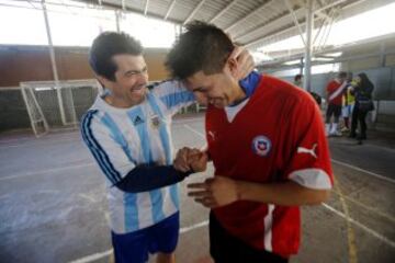 Prisioneros participan en un partido de fútbol entre reclusos de la selecciones chilena y resto de América en la penitenciaria de Santiago (Chile) 