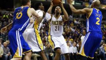 David West lanza a canasta ante varios adversarios.