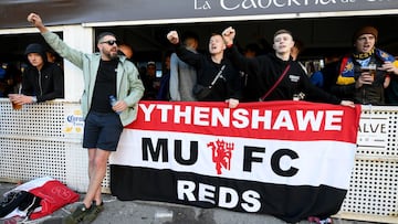 VILLARREAL, SPAIN - NOVEMBER 23: Fans are seen in a bar near the stadium ahead of the UEFA Champions League group F match between Villarreal CF and Manchester United at Estadio de la Ceramica on November 23, 2021 in Villarreal, Spain. (Photo by Aitor Alca