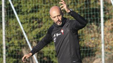 Miguel Cardoso gesticula durante un entrenamiento del Celta en A Madroa.