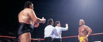 Andre el Gigante y Hulk Hogan durante el primer Survivor Series.