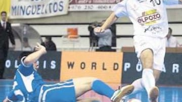 <b>IMPARABLE. </b>Cobeta engaña a Euler en una jugada del partido entre ElPozo y Playas.