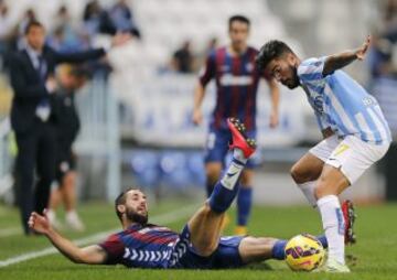 El delantero del Málaga Samuel García Sanchez (d) lucha por el balón ante el defensa del Eibar Manuel Castellano"Lillo" durante el encuentro de la undécima jornada de liga en Primera División que ambos equipos disputan esta noche en el estadio de La Rosaleda.