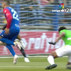 El riguroso penalti a favor del Extremadura que aprieta la lucha por la permanencia