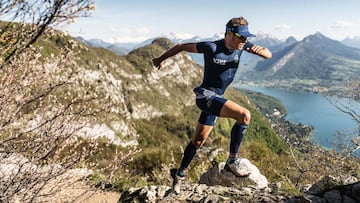 Uno de los participantes en la UTMB corre por los trails de los Alpes