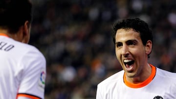 GRA655. VALENCIA, 06/04/2017.- El centrocampista del Valencia, Daniel Parejo, celebra el primer gol del equipo &quot;che&quot;, durante el encuentro correspondiente a la jornada 30 de primera divisi&oacute;n, que disputan esta noche frente al Celta de Vig