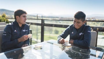 Mikel Landa toma un caf&eacute; junto a Nairo Quintana en la concentraci&oacute;n de Movistar en el Castillo de Gorraiz.