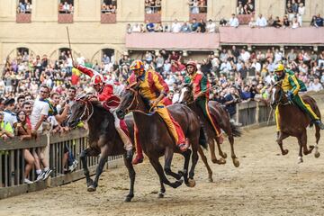 El vencedor de este Palio ha sido el jinete de la contrada "Giraffa" Giovanni Atzeni, conocido como "Tittia", con su caballo Tale. (En la imagen el jinete de color rojo y blanco). 