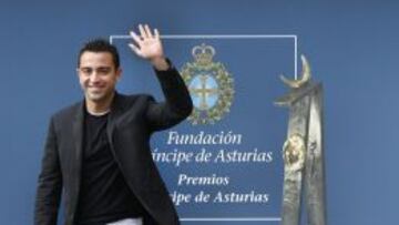 El futbolista del Barcelona y de selecci&oacute;n espa&ntilde;ola de f&uacute;tbol Xavi Hern&aacute;ndez, a su llegada a Oviedo, donde recogi&oacute; el Premio Pr&iacute;ncipe de Asturias de los Deportes 2012.