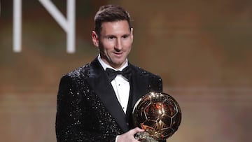 Soccer Football - The Ballon d&#039;Or Awards - Theatre du Chatelet, Paris, France - November 29, 2021 Paris St Germain&#039;s Lionel Messi with the Ballon d&#039;Or award REUTERS/Benoit Tessier