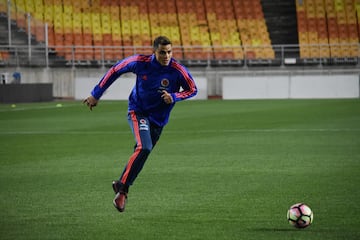 Giovanni Moreno en busca de la pelota durante el entrenamiento de la Selección en Corea del Sur