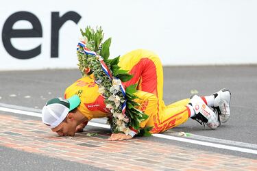 Álex Palou hace historia tras conquistar una de las carreras más importantes del automovilismo, las 500 Millas de Indianápolis.