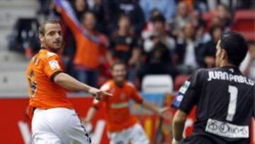 El Valencia conquista El Molinón en diez minutos