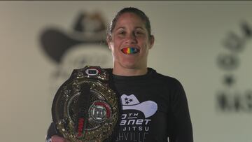 Liz Carmouche, luchadora de artes marciales mixtas, posa con su protector bucal arcoíris.