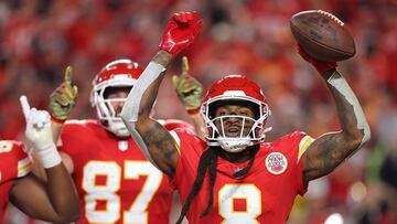 KANSAS CITY, MISSOURI - NOVEMBER 04: DeAndre Hopkins #8 of the Kansas City Chiefs celebrates after his touchdown reception against the Tampa Bay Buccaneers during the second quarter at GEHA Field at Arrowhead Stadium on November 04, 2024 in Kansas City, Missouri. David Eulitt/Getty Images/AFP (Photo by David Eulitt / GETTY IMAGES NORTH AMERICA / Getty Images via AFP)