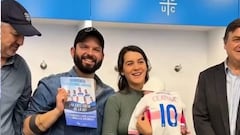 ¡Con chilena incluida!: así fue la visita del Presidente Boric al nuevo estadio de la UC