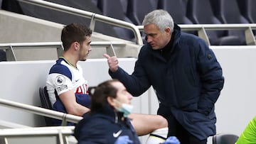 Jose Mourinho habla con Harry Winks.