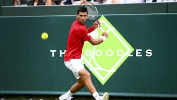 Novak Djokovic devuelve una bola a David Goffin durante el evento de The Boodles.