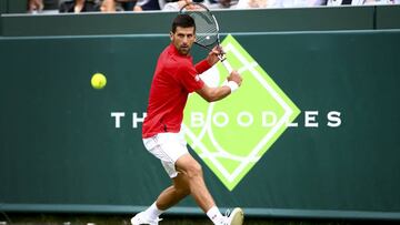 Novak Djokovic devuelve una bola a David Goffin durante el evento de The Boodles.