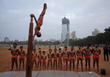 Mallakhamba es un deporte tradicional indio en el que el gimnasta realiza ejercicios, acrobacias, equilibrios... y todo sin bajarse de un poste de madera. 