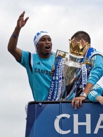 WOL020 LONDRES (REINO UNIDO) 25/05/2015.- El jugador del Chelsea Didier Drogba (izda) celebra la victoria de su equipo en la Premier League a bordo de un autobús que recorrió las calles de Londres (Reino Unido) hoy, lunes 25 de mayo de 2015. EFE/Will Oliver