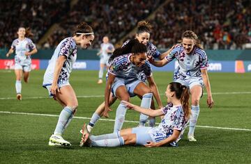 Las jugadoras celebran con Laia el cuarto gol para España ante Suiza. 