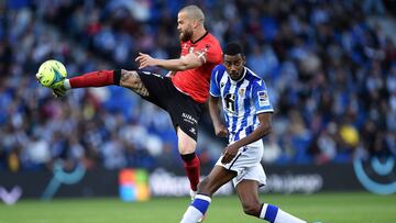 SAN SEBASTIAN, SPAIN - MARCH 13: Victor Laguardia of Deportivo Alaves is challenged by Alexander Isak of Real Sociedad during the LaLiga Santander match between Real Sociedad and Deportivo Alaves at Reale Arena on March 13, 2022 in San Sebastian, Spain. (